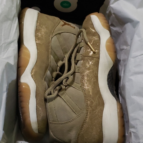Air Jordan 11 Retro - Picture 2 of 7
